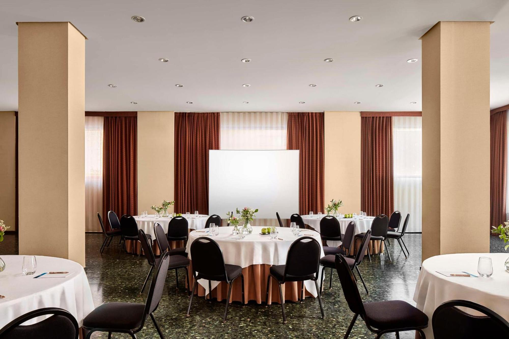 Nh Ciudad De Cuenca Hotel Cuenca  Luaran gambar